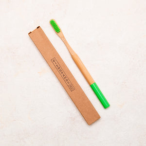 cepillo de dientes de bambú verde