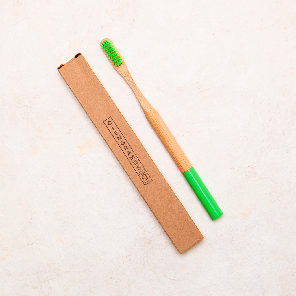 cepillo de dientes de bambú verde